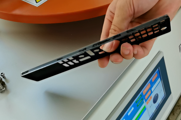 雙工位貼膜機工作流程圖，展示雙工位同步貼膜的高效運作過程