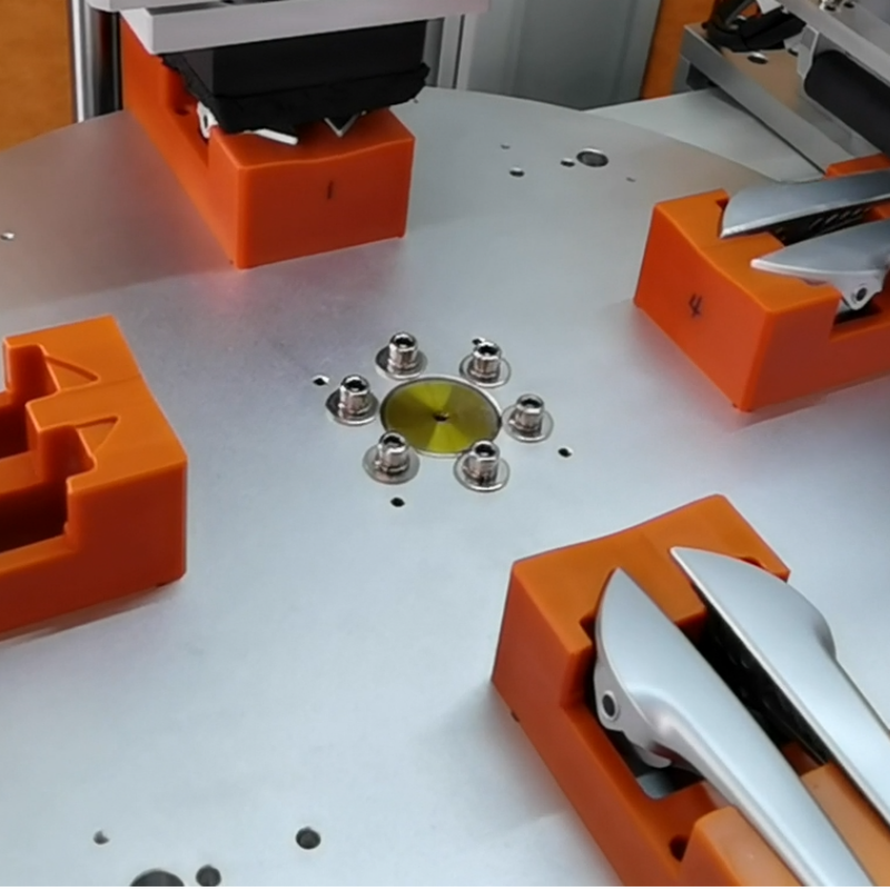 貼膜前后對比效果，左側為未貼膜門把手，右側為貼膜后無劃痕的成品