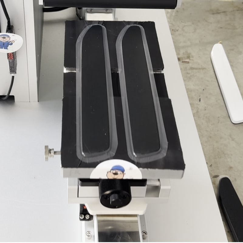 汽配門把手全自動貼膜機整體外觀，展示設備主體結構與工作狀態